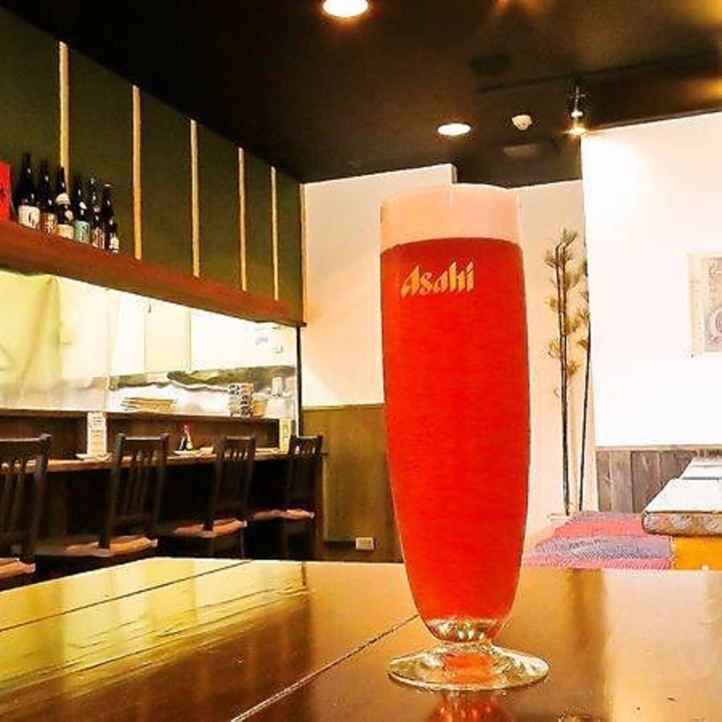 当店自慢ドリンク、ザクロのお酢で作ったビールは色合いも可愛らしく女子会のおともにぴったりです！