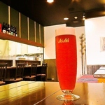 当店自慢ドリンク、ザクロのお酢で作ったビールは色合いも可愛らしく女子会のおともにぴったりです！