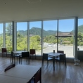 大きな窓から善光寺や周囲の山々の絶景を見渡せる贅沢なテーブル席です◎洗練されたモダンなチェアがスタイリッシュな内装のアクセントになっており、上質な雰囲気を引き立てます♪開放感のある景色と落ち着いた空間の中で、自慢の料理やドリンクを味わいながら特別なひとときをお過ごしください。