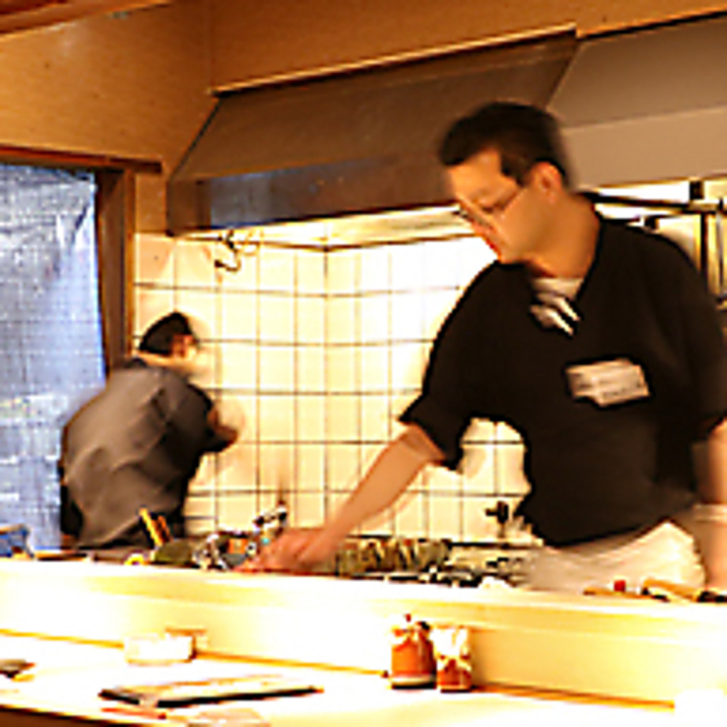 カウンター席は目の前で職人技を堪能！大切な方と肩を寄せ合いながら美味しい料理をご賞味ください。