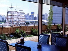 みなとみらいの美しい景色を楽しみながら、特別なひとときを過ごせるテーブル席をご用意しています。横浜の海を一望できる開放感あふれる空間で、リラックスした時間をお過ごしください。さらに、個室や広間も完備しており、少人数から大人数まで、さまざまなシーンに対応可能です。特別な日やビジネスの会合にも最適です。