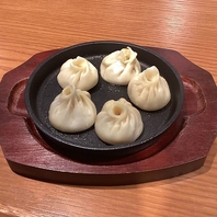 焼き小籠包と多彩な居酒屋料理を堪能◎