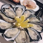 身がプリっとしており、頬張ると濃厚な旨味と程よい塩味があふれ出す「生牡蠣」をご用意しています♪