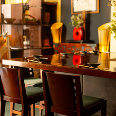 デートにぴったりビッグテーブルカウンター。落ち着いた雰囲気でお過ごし頂けます。