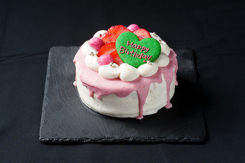 お誕生日の御祝いは特製バースデーケーキで◎思い出に残したい特別なディナーも当店へお任せください