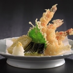 当店のサクサク衣を纏った海老や大葉などの天ぷら。大根おろしを添えた揚げたてを愉しむ贅沢な一皿。