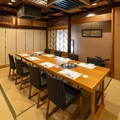 【4～8名様でご利用いただける個室席】温かな明かりが灯る店内でごゆっくりと素敵なお時間をお過ごしください。