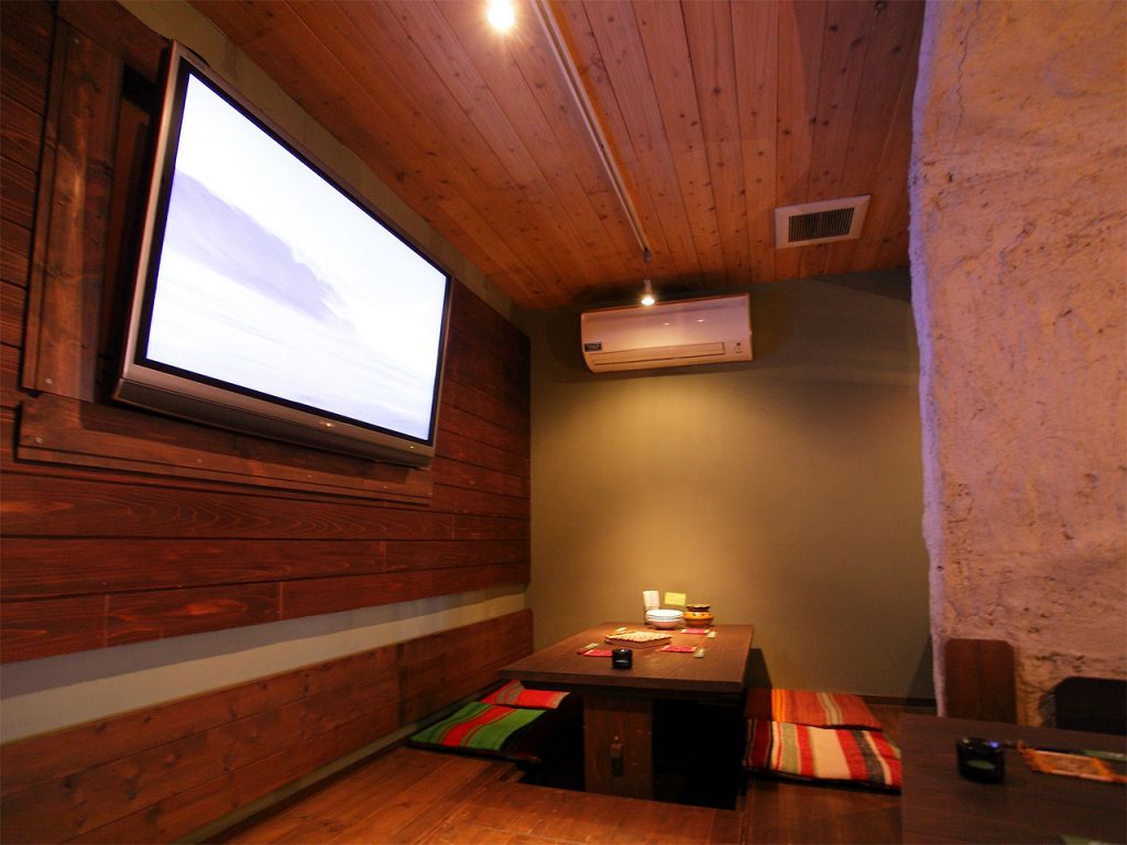 足を伸ばせて寛げる堀ごたつ席も完備。