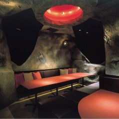 【LunaSaloon】宇宙船ドックを思わせる店内