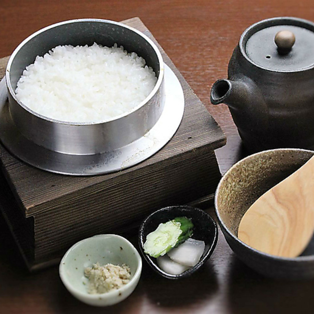 最高級魚沼産コシヒカリを丁寧に炊き上げており、一粒一粒に旨味が凝縮！是非お召し上がりください♪