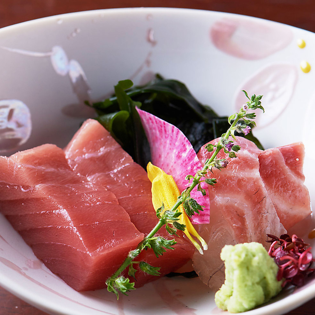 市場から直送の鮮魚の数々が並びます