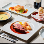 スープとサラダ、パンに、4種類から選べるメインディッシュのランチコースをご用意。