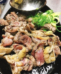 地鶏は親鳥使用こりこり触感と旨みが特徴です