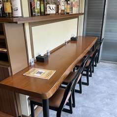 少し奥まったカウンター席。