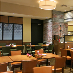 お一人でランチをお召し上がりの方も、心地よいお席にご案内します