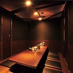 照明を落とした落ち着いた店内！