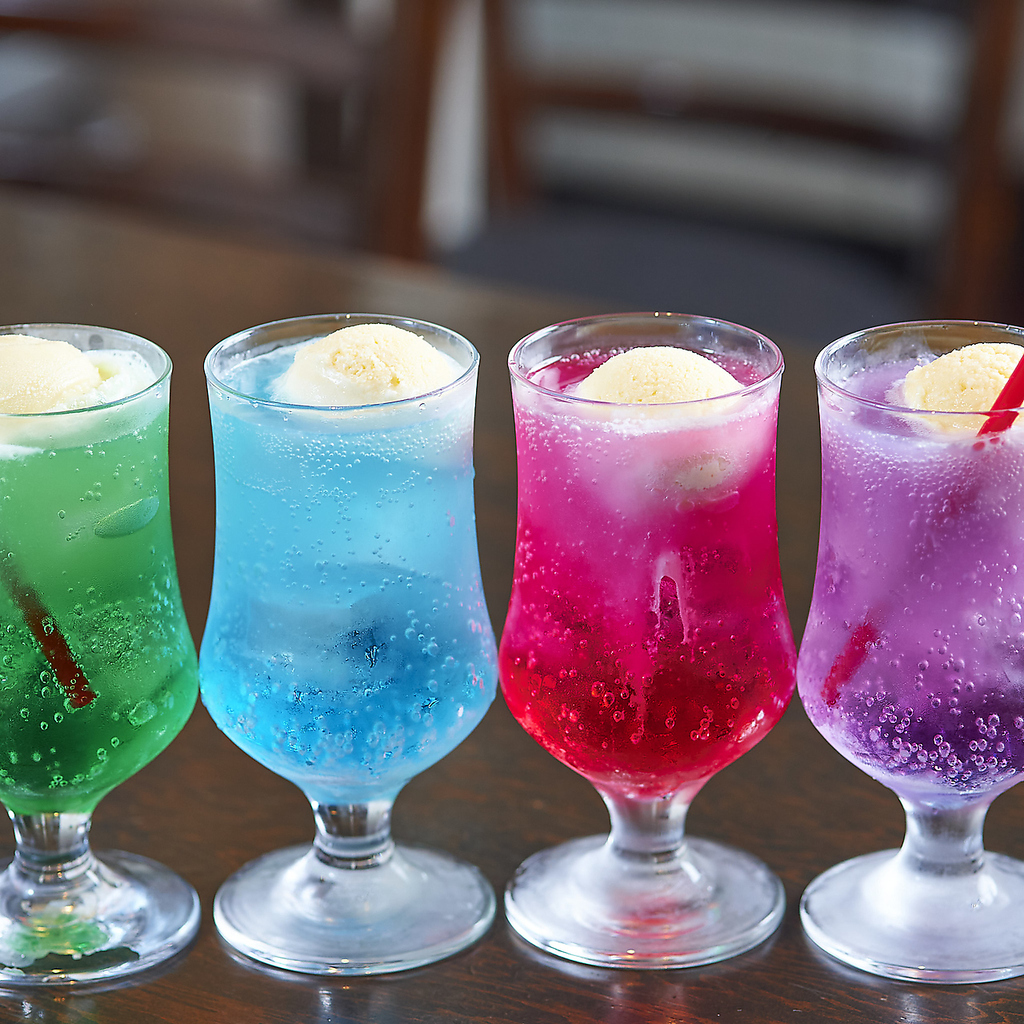 色鮮やかなクリームソーダもありますよ！