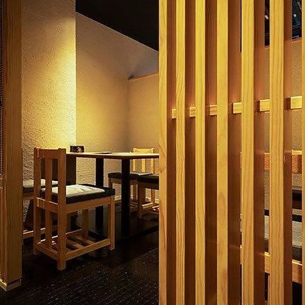 仕切りがあるテーブル席や、完全個室がございます。普段使いから接待、記念日デートにも◎