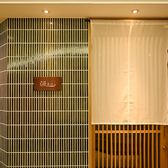 お席のみのご予約も大歓迎です！アラカルトメニューは、女性に大人気のサラダや映えメニューが多数ございます！デートや記念日でのご利用におすすめの個室席！扉付き完全個室となっておりますので周りを気にすることなくお過ごし頂けます。