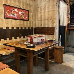 テーブル席唯一の囲める席。2人~4人の案内になります。