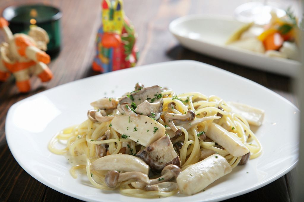 きのこクリームスパゲッティやキャベツとチョリソーのペペロンチーノ、アマトリチャーナなど