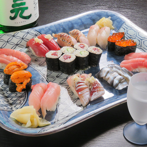 毎朝築地から仕入れる鮮魚を使った江戸前寿司をご提供。四季折々の旬の味が愉しめる。