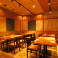 【大小さまざまなお席をご用意】店内は温かみのある明かりで雰囲気抜群♪気の合うお友達との飲み会や女子会などに是非ご利用ください。お席は人数に合わせてご用意できます。ご相談ください！新鮮な海の幸を味わいながら、ゆったりとおくつろぎください。