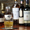 １Ｆは重厚なカウンターで、各種スコッチ、アメリカンウイスキー、ジャパニーズウイスキーをご用意しています。