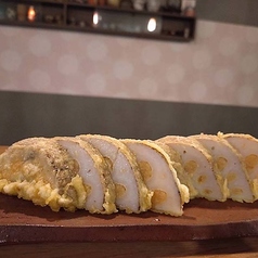 【自家製辛子蓮根】阿蘇産の甘口味噌を用い、揚げたてでご提供する逸品。辛子蓮根が苦手な方にも好評です◎の写真