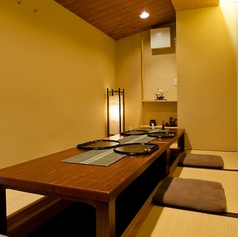 店内は、ごゆっくりおくつろぎいただける個室を中心としたつくり。8名様まで対応可能な個室です。