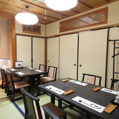 広々とした宴会席としてもご利用いただけるお席です。大人数でも一体感を感じられるレイアウトとなっており、会社の宴会などにも最適です。和の趣を大切にした店内で、料理と会話を楽しむ時間をサポートします★