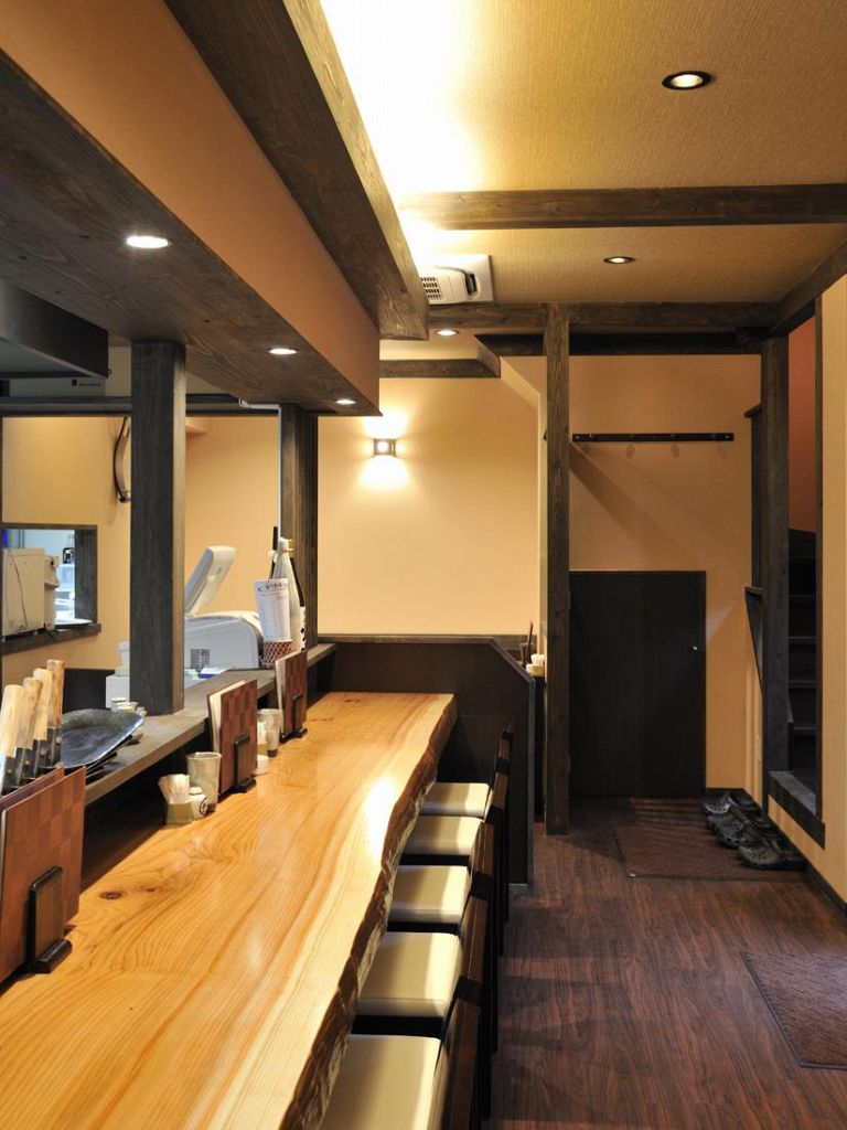 1階のカウンター席は会社帰りのサク飲みや気の合う仲間との飲み会に最適♪4名様テーブル席もアリ！