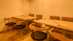 【3名様～8名様】カウンター席のライブ感溢れる体験に加え、ゆったりとお寛ぎいただけるテーブル席もご用意しております。広々としたテーブルを囲めば、自然と会話も弾み、よりリラックスした雰囲気の中で、シェフ自慢のコース料理をお愉しみいただけます。