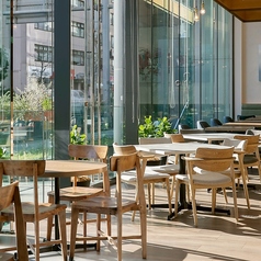 まるでテラス席のように見晴らしのいいお席もございます◎