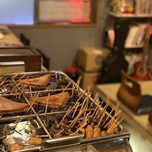 真っ黒な出汁が特徴の静岡おでん。牛すじの旨みが溶け込んだコク深いスープで煮込んだ具材に、だし粉と青のりをたっぷりかけて召し上がれ。