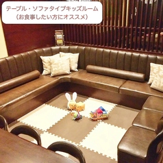 ジョイントマットタイプ！お子様に安全・安心にご利用いただける様キッズスペースを用意したソファ・テーブルタイプのお部屋です！