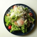料理メニュー写真 半熟玉子とベーコンのシーザーサラダ
