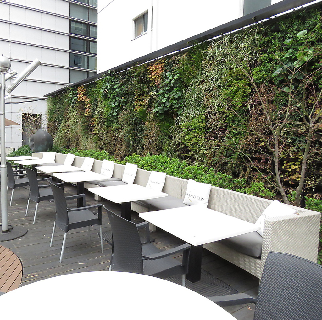 テラスは総席数70席ございます！外の空気を感じながら優雅にお食事が楽しめます♪