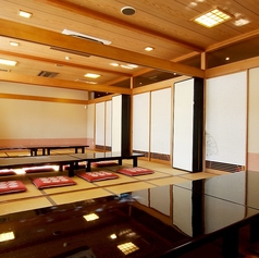 最大10名様までご利用いただける個室を3部屋ご用意！つなげれば最大40名様までの貸切利用が可能です◎会社の集まりやご親戚との集まりに是非ご利用下さい！