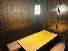 当店では、ほどよいプライベート感が心地よい半個室席をご用意しております。最大6名様までご利用いただけますので、気の置けないご友人とのちょっとしたお集まりや、会話に花を咲かせたい女子会などに最適の空間です。周囲を気にせず、美味しいお料理やお酒を囲みながら、和やかな楽しいひとときをお過ごしください。