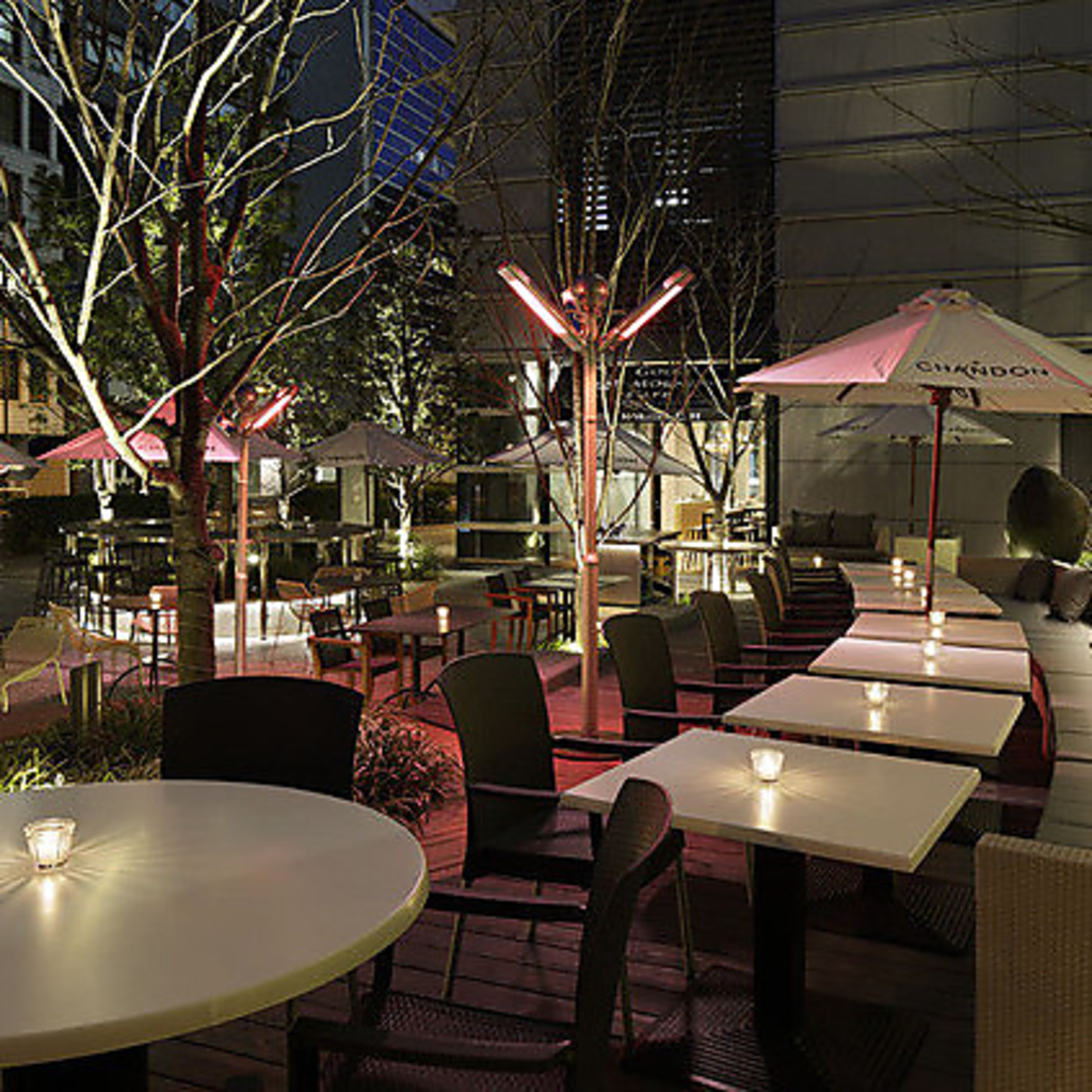 夜のテラス席はしっとりと落ち着いた非日常空間。デートや記念日のお祝いなどにピッタリ◎