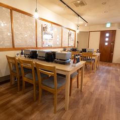 6名様掛けのテーブル席が2つあるので、ゆったりとした空間で会話を楽しむことができます！アツアツの料理がテーブルを彩り、笑顔あふれる楽しい時間を演出します☆