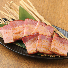 厚切りベーコンの藁焼き
