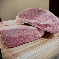 厳選した肉や旬の食材