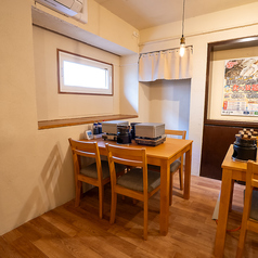 4名様掛けのテーブル席を2つご用意しております。デートに最適なプライベート感があり、ゆったりとした時間を過ごすことができます。美味しい料理ともに心温まるひとときを提供します！