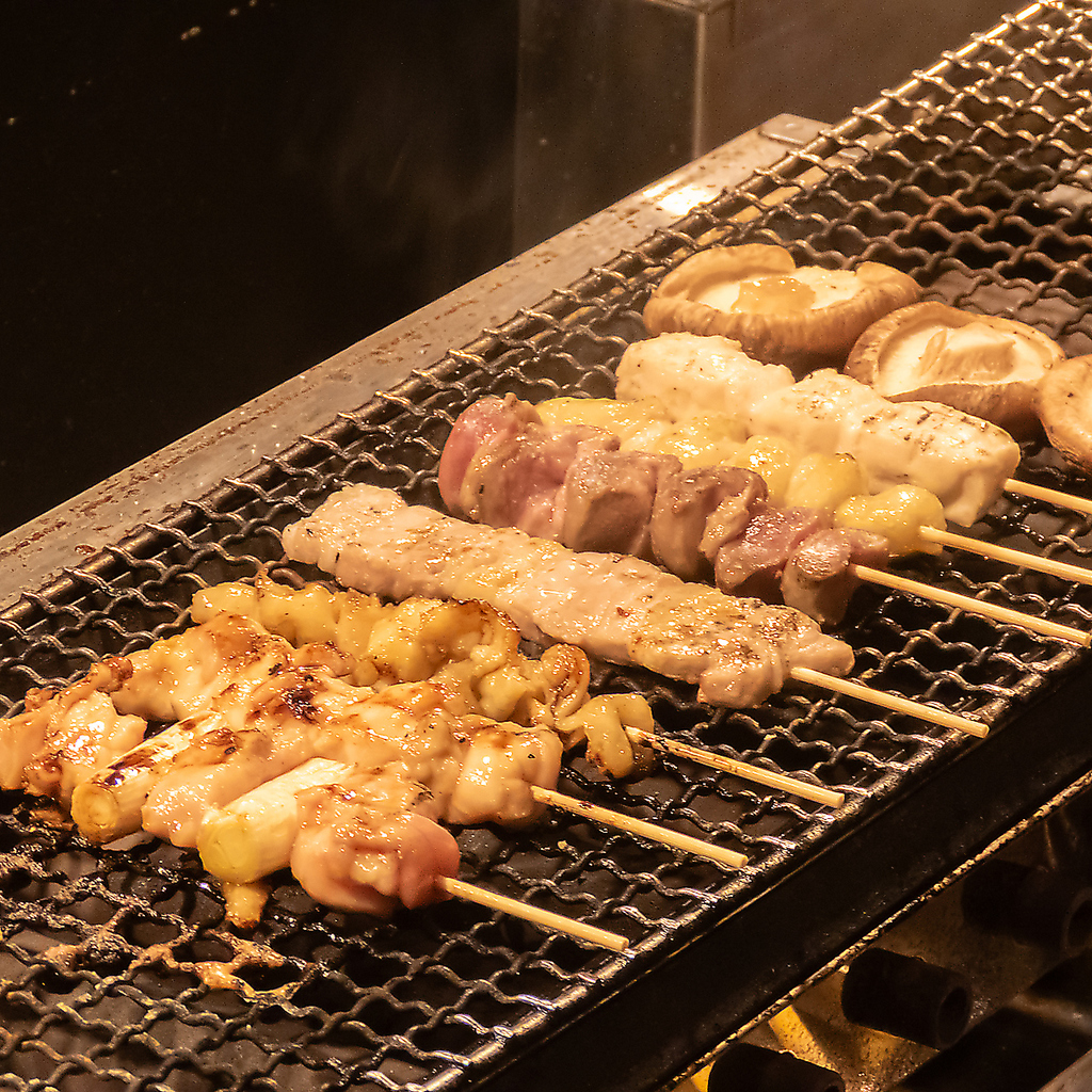 当店自慢の焼鳥は炭火でじっくりと焼き上げているのでジューシーでやわらかい！ぜひご堪能ください♪