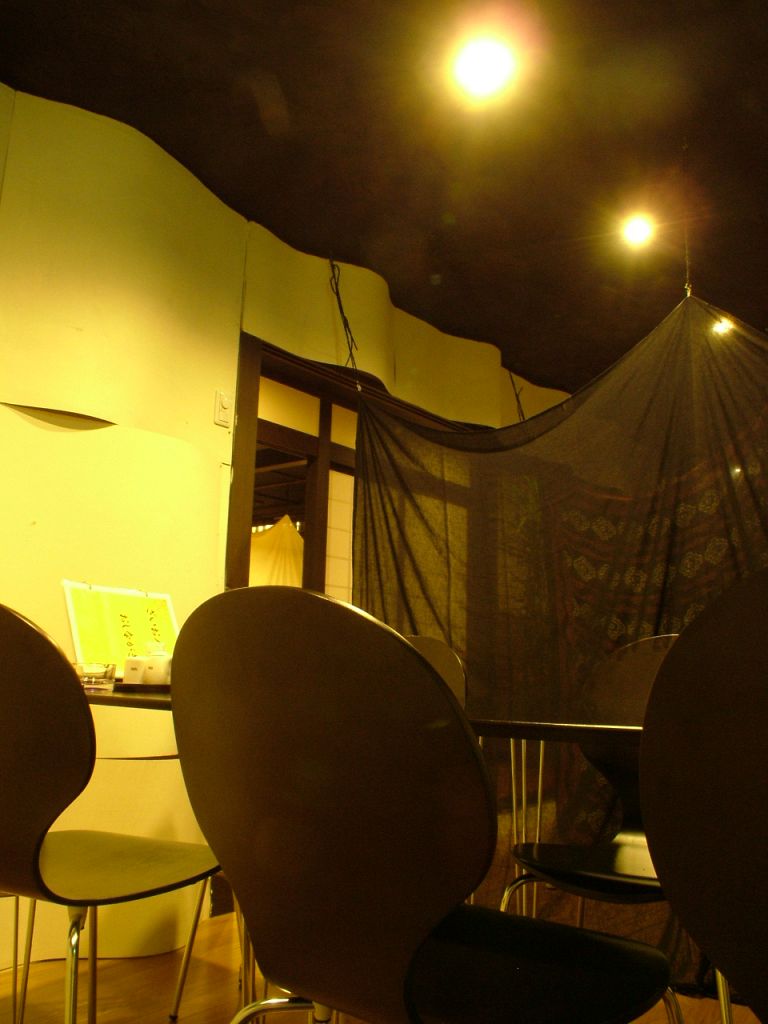 店内奥には、女子会にもおすすめのお洒落なテーブル席！仕切りをつけて半個室にできます！