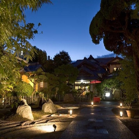 美しい日本庭園に囲まれたお屋敷で、四季折々の宮崎食材に舌鼓