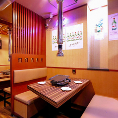 秘密の隠れ家のような完全個室席をご用意しております。温かく柔らかいライトが灯る、心安らぐ雰囲気が特徴の当店。お席は、テーブル席を完備し、当店は全70名様まで対応可能。様々なシチュエーションでのご利用に最適です。お料理の取り分けなど、お客様の貴重な時間を大切にする細やかなサービスを提供しております。