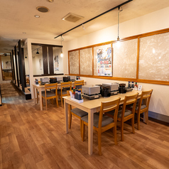 6名様掛けのテーブル席が2つあり、大人数でのご利用にも対応しています！アットホームな雰囲気の中で、友人や家族との楽しい時間を過ごし、美味しい料理を心ゆくまでお楽しみください！